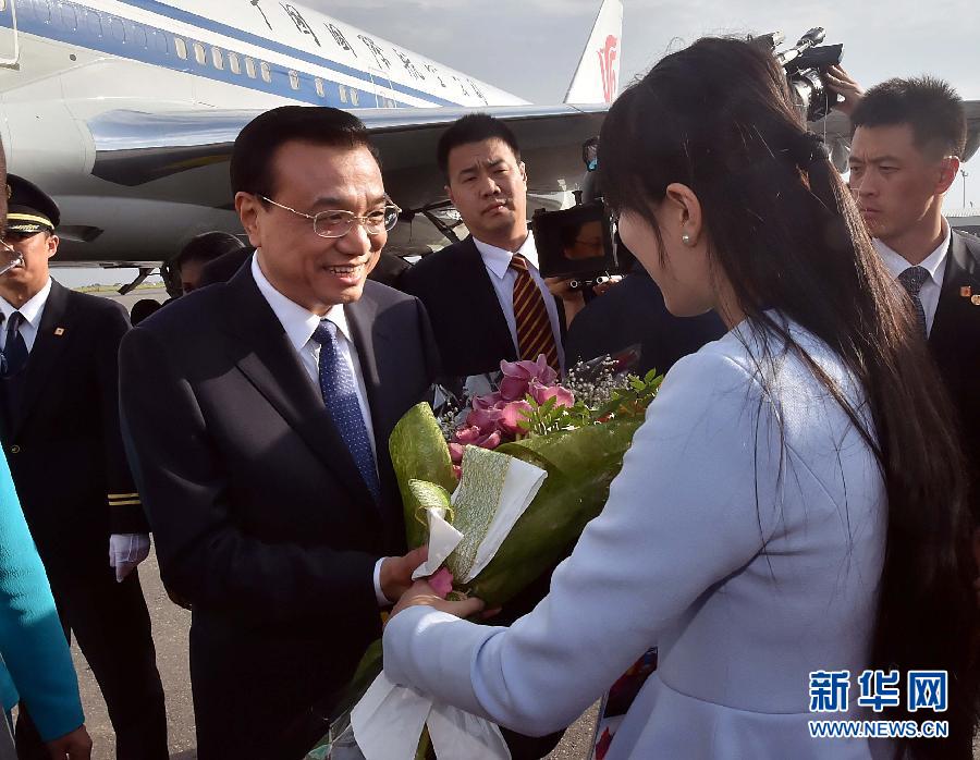 5月8日，應安哥拉總統(tǒng)多斯桑托斯邀請，中國國務院總理李克強乘專機抵達羅安達二月四日國際機場，開始對安哥拉進行正式訪問。 新華社記者李濤 攝 