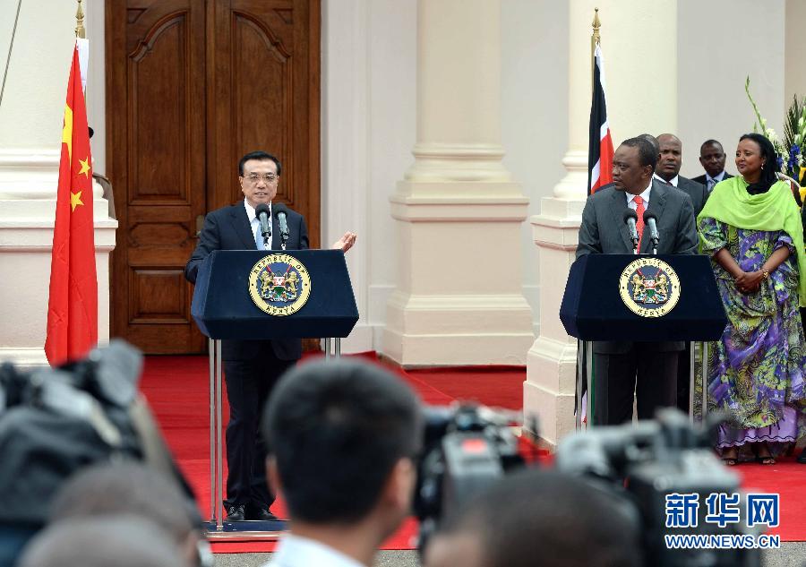 5月10日，中國(guó)國(guó)務(wù)院總理李克強(qiáng)在肯尼亞國(guó)家宮與肯總統(tǒng)肯雅塔舉行會(huì)談后共同會(huì)見記者。 新華社記者 李濤 攝 