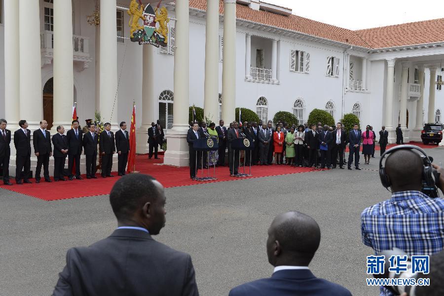  5月10日，中國(guó)國(guó)務(wù)院總理李克強(qiáng)在肯尼亞國(guó)家宮與肯總統(tǒng)肯雅塔舉行會(huì)談后共同會(huì)見記者。 新華社記者 李學(xué)仁 攝 