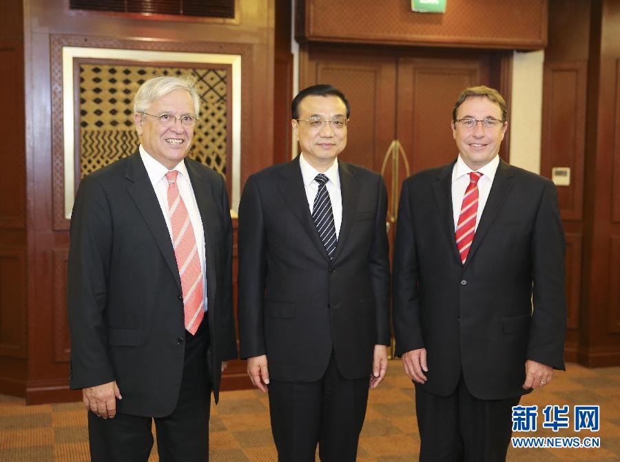 5月10日，國務(wù)院總理李克強(qiáng)在內(nèi)羅畢會(huì)見聯(lián)合國環(huán)境規(guī)劃署執(zhí)行主任施泰納（右）和聯(lián)合國人居署執(zhí)行主任克洛斯。 新華社記者 丁林 攝 