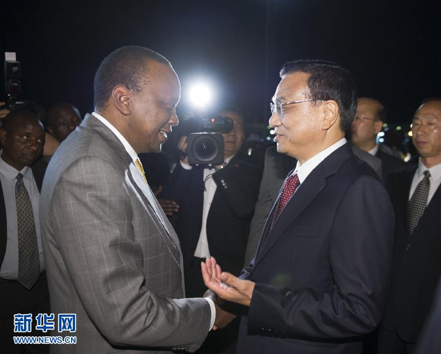 5月9日，應(yīng)肯尼亞總統(tǒng)肯雅塔邀請，中國國務(wù)院總理李克強乘專機抵達內(nèi)羅畢肯雅塔國際機場，開始對肯尼亞進行正式訪問。李克強總理夫人程虹同機抵達。肯尼亞總統(tǒng)肯雅塔和副總統(tǒng)魯托率肯政府高級官員到機場迎接。新華社記者 謝環(huán)馳 攝 