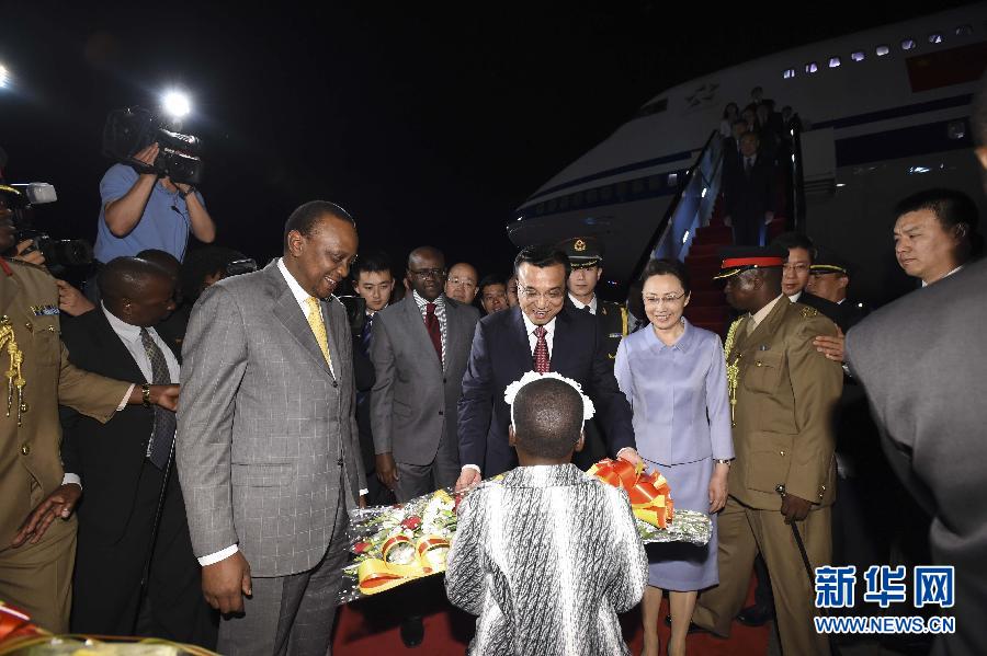 5月9日，應(yīng)肯尼亞總統(tǒng)肯雅塔邀請，中國國務(wù)院總理李克強乘專機抵達內(nèi)羅畢肯雅塔國際機場，開始對肯尼亞進行正式訪問。李克強總理夫人程虹同機抵達?？夏醽喛偨y(tǒng)肯雅塔和副總統(tǒng)魯托率肯政府高級官員到機場迎接。這是肯尼亞兒童向李克強夫婦獻上鮮花。新華社記者李學(xué)仁攝 