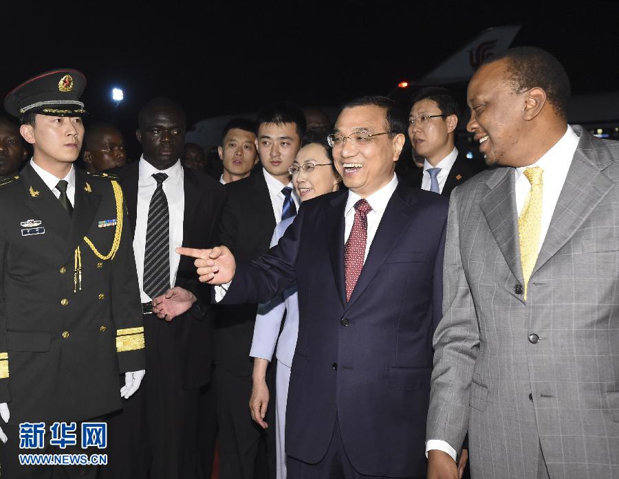 5月9日，應(yīng)肯尼亞總統(tǒng)肯雅塔邀請，中國國務(wù)院總理李克強乘專機抵達內(nèi)羅畢肯雅塔國際機場，開始對肯尼亞進行正式訪問。李克強總理夫人程虹同機抵達。肯尼亞總統(tǒng)肯雅塔和副總統(tǒng)魯托率肯政府高級官員到機場迎接。新華社記者 李學(xué)仁 攝 