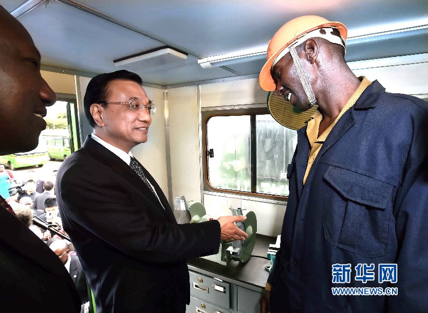 5月11日，國務(wù)院總理李克強參觀肯尼亞國家青年服務(wù)隊。這是李克強與服務(wù)隊隊員親切交談。 新華社記者 李濤 攝