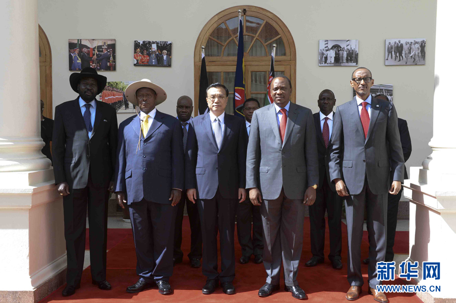 這是李克強在簽字儀式后參加集體合影。新華社記者李學(xué)仁攝