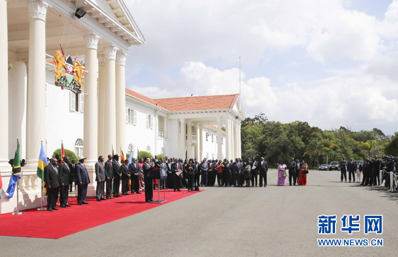 5月11日，中國國務院總理李克強在內(nèi)羅畢國家宮與肯尼亞總統(tǒng)肯雅塔共同會見記者，介紹中非合作建設(shè)肯尼亞蒙巴薩－內(nèi)羅畢鐵路情況。烏干達總統(tǒng)穆塞韋尼、盧旺達總統(tǒng)卡加梅、南蘇丹總統(tǒng)基爾等東非地區(qū)國家領(lǐng)導人參加。新華社記者丁林攝