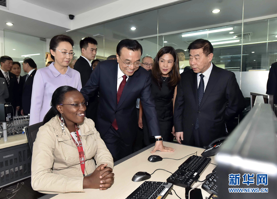 5月11日，中國(guó)國(guó)務(wù)院總理李克強(qiáng)在肯尼亞首都內(nèi)羅畢看望并慰問(wèn)中央電視臺(tái)非洲分臺(tái)員工。 新華社記者 李濤 攝 