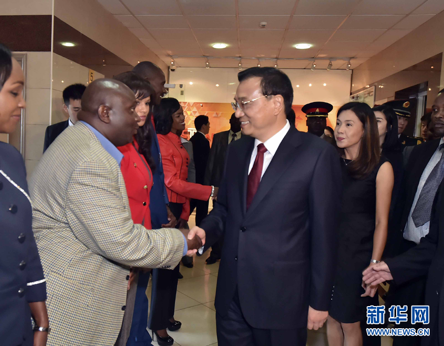 5月11日，中國(guó)國(guó)務(wù)院總理李克強(qiáng)在肯尼亞首都內(nèi)羅畢看望并慰問(wèn)中央電視臺(tái)非洲分臺(tái)員工。 新華社記者 李濤 攝 