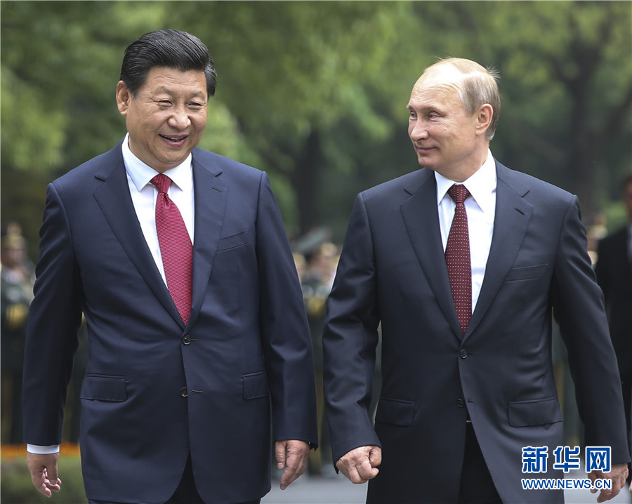 這是會(huì)談前，習(xí)近平在上海西郊會(huì)議中心廣場(chǎng)為普京舉行歡迎儀式。新華社記者 蘭紅光 攝 