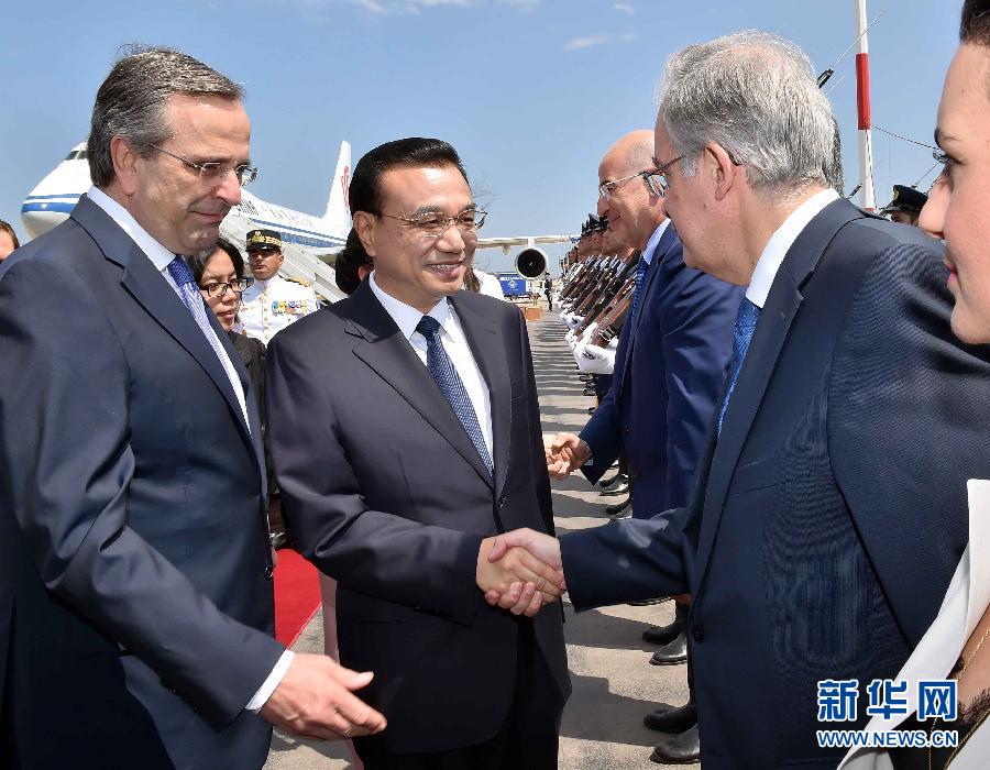 6月19日，國務(wù)院總理李克強乘專機抵達(dá)雅典國際機場，開始對希臘進(jìn)行正式訪問。希臘總理薩馬拉斯在機場為李克強舉行隆重的歡迎儀式。新華社記者 李濤 攝