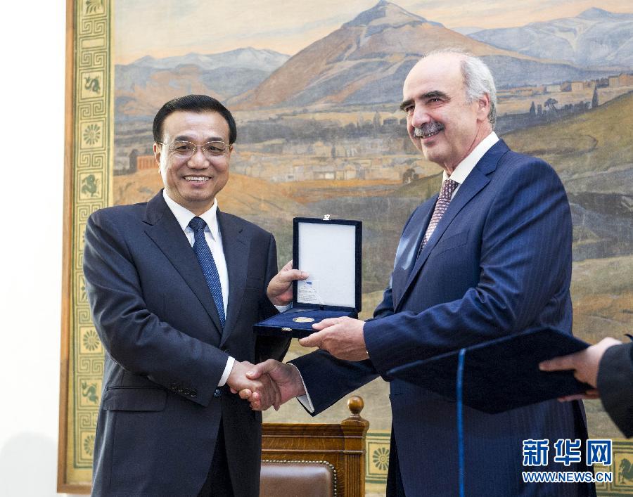 6月19日，國務(wù)院總理李克強在希臘議會大廈會見希臘議長米馬拉基斯。這是會見前，米馬拉基斯代表希臘議會向李克強授予議會金質(zhì)勛章。新華社記者 王曄 攝