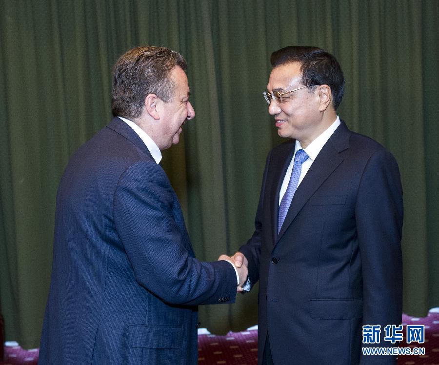 6月21日，國務(wù)院總理李克強(qiáng)在希臘克里特省首府伊拉克利翁會(huì)見省長阿爾納烏塔基斯。 新華社記者 王曄 攝 