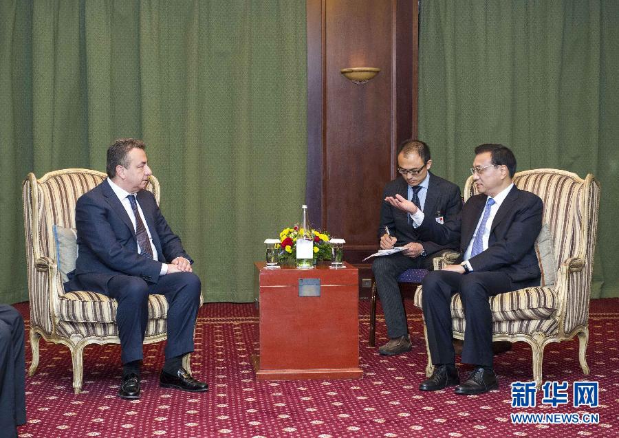 6月21日，國務(wù)院總理李克強(qiáng)在希臘克里特省首府伊拉克利翁會(huì)見省長阿爾納烏塔基斯。 新華社記者 王曄 攝