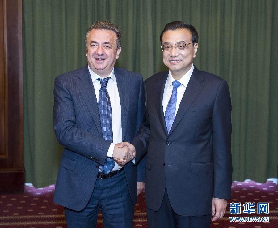 6月21日，國務(wù)院總理李克強(qiáng)在希臘克里特省首府伊拉克利翁會(huì)見省長阿爾納烏塔基斯。 新華社記者 王曄 攝