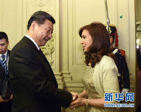 當(dāng)?shù)貢r(shí)間7月18日，國(guó)家主席習(xí)近平在布宜諾斯艾利斯同阿根廷總統(tǒng)克里斯蒂娜舉行會(huì)談。這是會(huì)談開(kāi)始前，克里斯蒂娜在總統(tǒng)府為習(xí)近平舉行隆重歡迎儀式。新華社記者 李學(xué)仁 攝