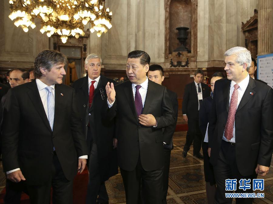 當(dāng)?shù)貢r(shí)間7月19日，國(guó)家主席習(xí)近平在布宜諾斯艾利斯會(huì)見(jiàn)阿根廷副總統(tǒng)兼參議長(zhǎng)布杜（前左）和眾議長(zhǎng)多明格斯（前右）。 新華社記者丁林?jǐn)z 