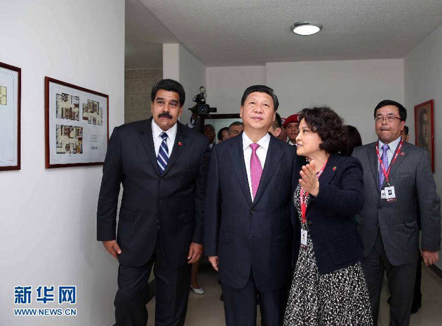 當(dāng)?shù)貢r(shí)間7月21日，國(guó)家主席習(xí)近平在委內(nèi)瑞拉總統(tǒng)馬杜羅陪同下在加拉加斯參觀蒂烏娜社會(huì)住房項(xiàng)目。 新華社記者 蘭紅光 攝
