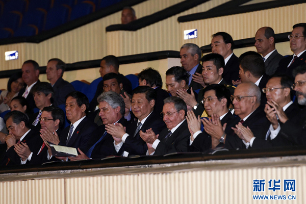      出當(dāng)?shù)貢r(shí)間7月22日，國(guó)家主席習(xí)近平在哈瓦那與古巴國(guó)務(wù)委員會(huì)主席兼部長(zhǎng)會(huì)議主席勞爾&middot;卡斯特羅共同觀看中古芭蕾舞聯(lián)合演出。新華社記者李學(xué)仁攝 