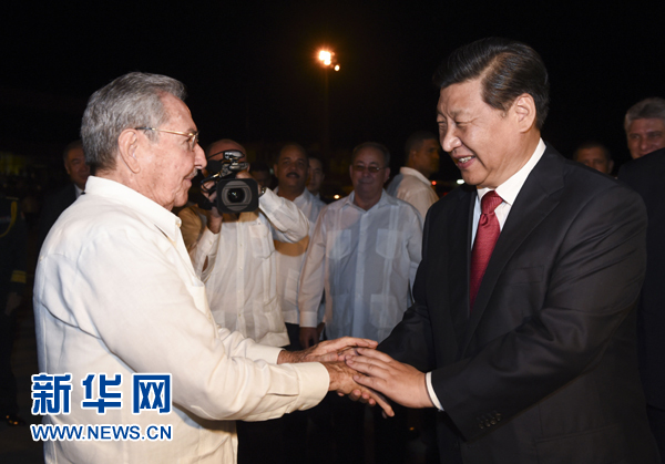 當(dāng)?shù)貢r(shí)間7月23日，國(guó)家主席習(xí)近平結(jié)束對(duì)古巴的訪問(wèn)，離開(kāi)圣地亞哥，啟程回國(guó)。這是古巴國(guó)務(wù)委員會(huì)主席兼部長(zhǎng)會(huì)議主席勞爾&middot;卡斯特羅到機(jī)場(chǎng)為習(xí)近平送行。新華社記者 李學(xué)仁 攝 