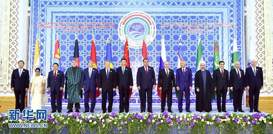 9月12日，上海合作組織成員國元首理事會第十四次會議在塔吉克斯坦首都杜尚別舉行。國家主席習近平出席會議并發(fā)表重要講話。這是與會成員國元首、觀察員國領導人或代表、主席國客人以及有關國際和地區(qū)組織代表集體合影。新華社記者李濤攝 