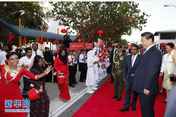 9月14日，國(guó)家主席習(xí)近平抵達(dá)馬累，開(kāi)始對(duì)馬爾代夫進(jìn)行國(guó)事訪問(wèn)。習(xí)近平和夫人彭麗媛在機(jī)場(chǎng)受到馬爾代夫總統(tǒng)亞明夫婦的熱情迎接。 新華社記者 鞠鵬 攝