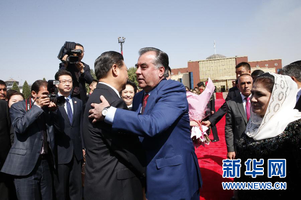 9月14日，國(guó)家主席習(xí)近平結(jié)束對(duì)塔吉克斯坦的國(guó)事訪問(wèn)，乘坐專機(jī)離開杜尚別。拉赫蒙總統(tǒng)夫婦專程到機(jī)場(chǎng)為習(xí)近平和夫人彭麗媛送行。新華社記者 鞠鵬 攝 