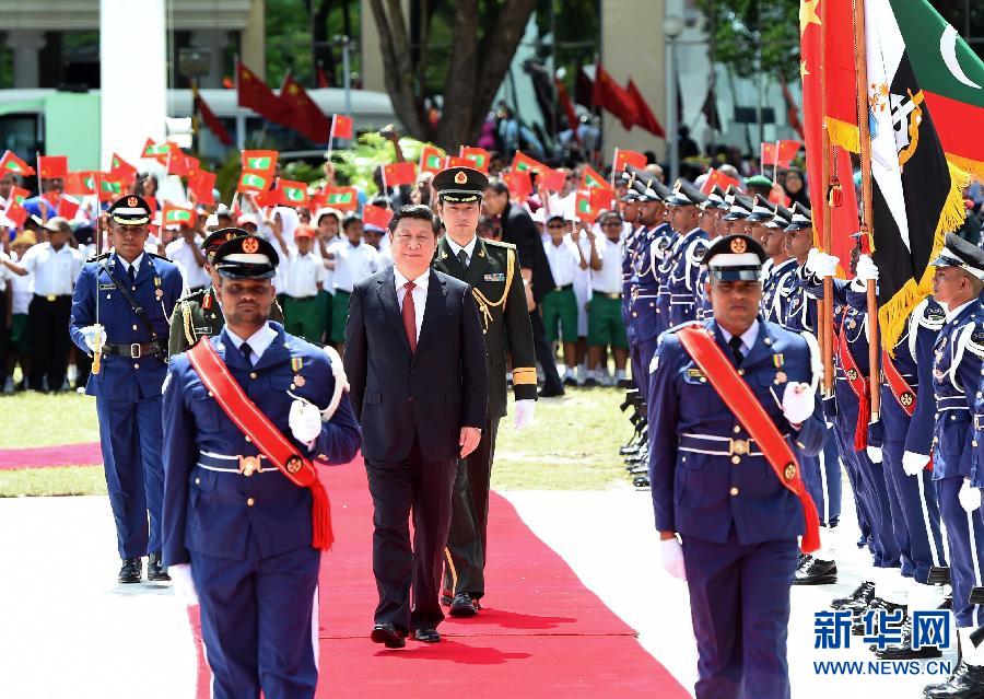 9月15日，國家主席習近平同馬爾代夫總統(tǒng)亞明在馬累舉行會談。會談前，亞明在共和國廣場為習近平舉行歡迎儀式。 新華社記者 馬占成 攝 