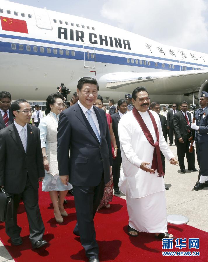 9月16日，國家主席習(xí)近平抵達科倫坡，開始對斯里蘭卡進行國事訪問。在班達拉奈克國際機場，習(xí)近平和夫人彭麗媛受到拉賈帕克薩總統(tǒng)夫婦熱情迎接。新華社記者鞠鵬攝 