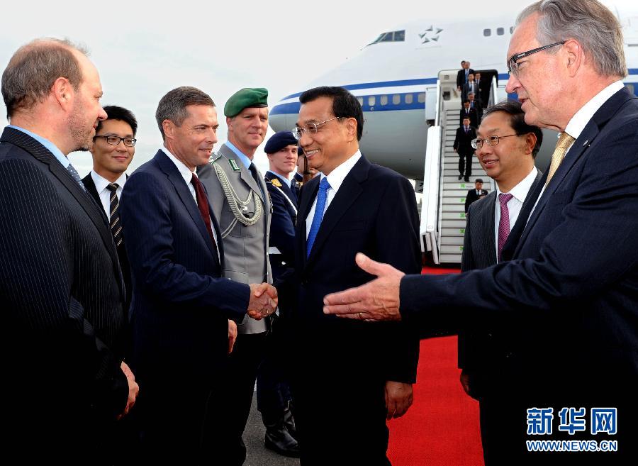 10月9日，國務(wù)院總理李克強抵達(dá)柏林開始對德國進(jìn)行正式訪問。德國政府高級官員到機場迎接。 新華社記者 饒愛民 攝