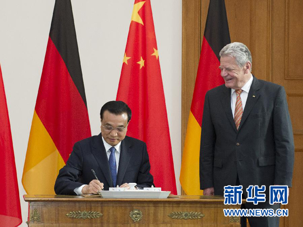 10月10日，國(guó)務(wù)院總理李克強(qiáng)在柏林會(huì)見德國(guó)總統(tǒng)高克。這是李克強(qiáng)總理在高克總統(tǒng)的陪同下在貴賓簿上簽字。 新華社記者 王曄 攝 