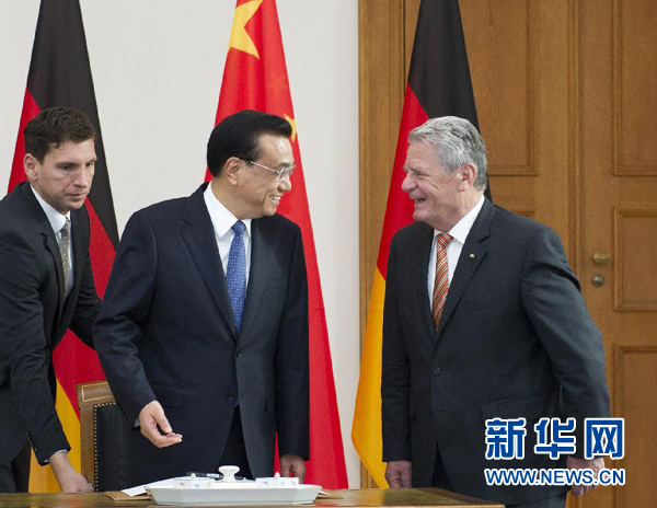 10月10日，國(guó)務(wù)院總理李克強(qiáng)在柏林會(huì)見(jiàn)德國(guó)總統(tǒng)高克。這是李克強(qiáng)總理與高克總統(tǒng)親切交談。 新華社記者 王曄 攝 