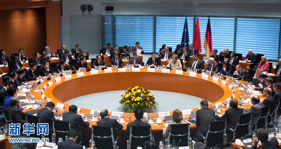 10月10日，中國國務(wù)院總理李克強(qiáng)在柏林與德國總理默克爾共同主持第三輪中德政府磋商。 新華社記者 李學(xué)仁 攝 