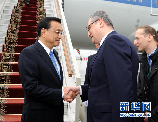 10月12日，中國(guó)國(guó)務(wù)院總理李克強(qiáng)乘專機(jī)抵達(dá)莫斯科，開(kāi)始對(duì)俄羅斯進(jìn)行正式訪問(wèn)并舉行中俄總理第十九次定期會(huì)晤。俄羅斯聯(lián)邦政府高級(jí)官員到機(jī)場(chǎng)迎接李克強(qiáng)總理。新華社記者 饒愛(ài)民 攝