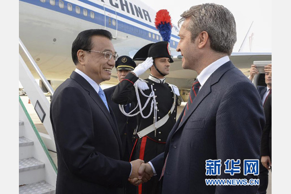10月14日，國務(wù)院總理李克強乘專機抵達羅馬，開始對意大利進行正式訪問，意大利政府高級官員到機場迎接。 新華社記者李學(xué)仁攝