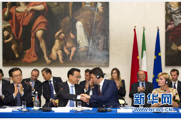 10月14日，中國國務(wù)院總理李克強(qiáng)在羅馬巴爾貝里尼宮與意大利總理倫齊共同會見中意企業(yè)家委員會委員及企業(yè)家代表并致辭。 新華社記者謝環(huán)馳 攝 