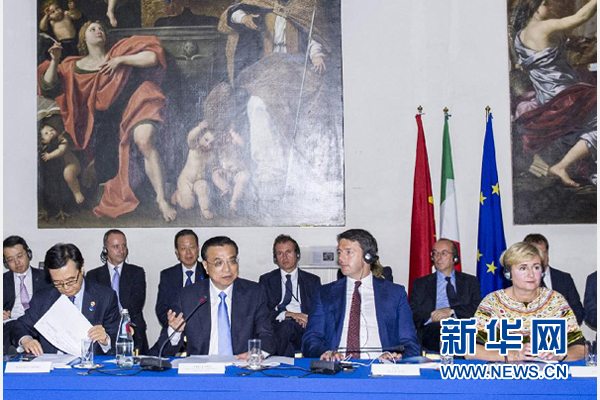 10月14日，中國國務(wù)院總理李克強(qiáng)在羅馬巴爾貝里尼宮與意大利總理倫齊共同會見中意企業(yè)家委員會委員及企業(yè)家代表并致辭。 新華社記者 王曄攝 