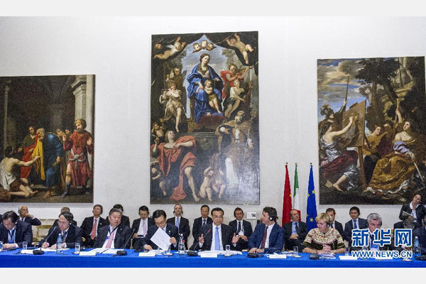 10月14日，中國國務(wù)院總理李克強(qiáng)在羅馬巴爾貝里尼宮與意大利總理倫齊共同會見中意企業(yè)家委員會委員及企業(yè)家代表并致辭。 新華社記者 王曄攝 