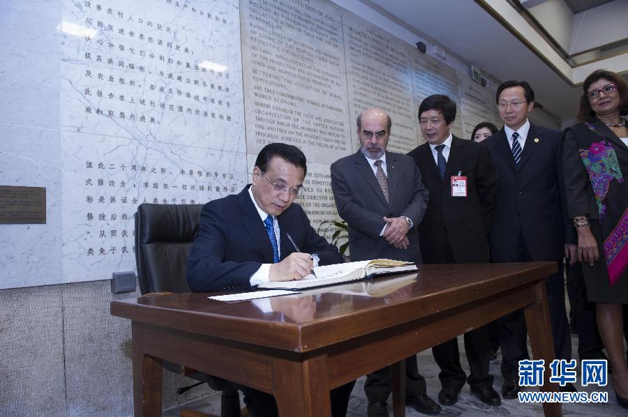 10月15日，中國國務院總理李克強在羅馬會見聯(lián)合國糧農(nóng)組織總干事格拉齊亞諾。這是李克強抵達后在貴賓簿上簽字。 新華社記者 王曄 攝