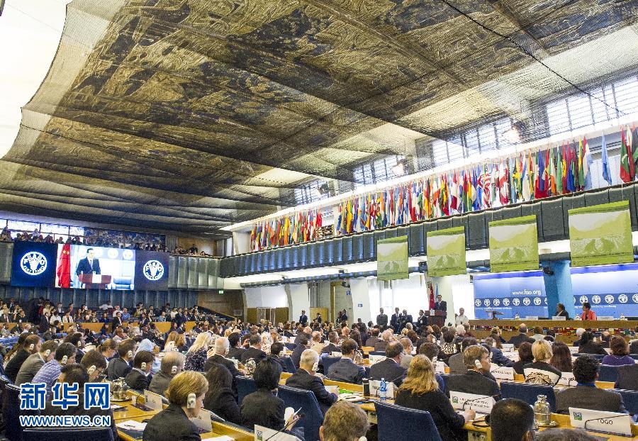 10月15日，中國國務(wù)院總理李克強在格拉齊亞諾總干事的陪同下在位于羅馬的聯(lián)合國糧農(nóng)組織總部發(fā)表演講。 新華社記者 王曄 攝 