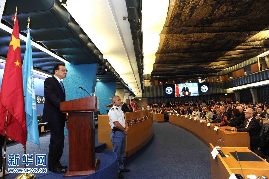 10月15日，中國國務(wù)院總理李克強在格拉齊亞諾總干事的陪同下在位于羅馬的聯(lián)合國糧農(nóng)組織總部發(fā)表演講。 新華社記者 饒愛民 攝 