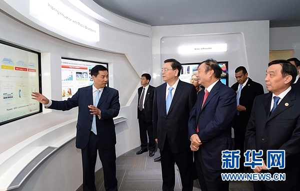 11月26日，正在墨西哥進(jìn)行正式友好訪問的全國人大常委會委員長張德江在墨西哥城視察華為公司拉美北地區(qū)部。 新華社記者劉建生攝