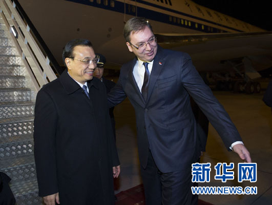 12月15日，國務(wù)院總理李克強抵達貝爾格萊德，出席中國－中東歐國家領(lǐng)導(dǎo)人會晤并正式訪問塞爾維亞，塞爾維亞總理武契奇到機場迎接。新華社記者 黃敬文 攝