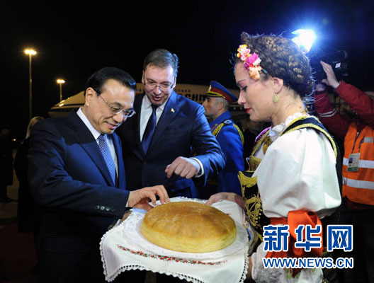 12月15日，國務(wù)院總理李克強抵達貝爾格萊德，出席中國－中東歐國家領(lǐng)導(dǎo)人會晤并正式訪問塞爾維亞，塞爾維亞總理武契奇到機場迎接。新華社記者 饒愛民 攝