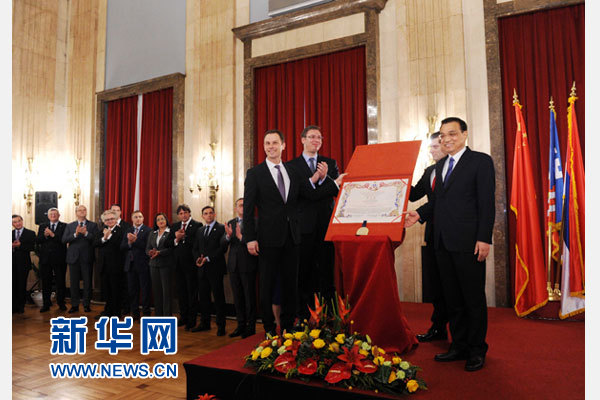 12月18日，中國國務(wù)院總理李克強(qiáng)在貝爾格萊德市政廳接受“貝爾格萊德榮譽(yù)市民”證書，塞爾維亞總理武契奇陪同出席。隨后，李克強(qiáng)同塞各界知名人士親切會見并互動交流。新華社記者 饒愛民 攝