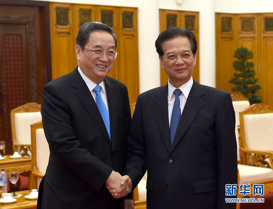 12月25日至27日，中共中央政治局常委、全國政協(xié)主席俞正聲對越南進行正式訪問。這是12月26日，俞正聲在河內會見越南政府總理阮晉勇。 新華社記者馬占成攝