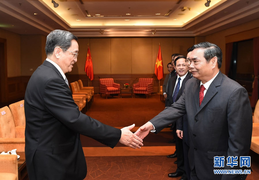 12月25日至27日，中共中央政治局常委、全國政協(xié)主席俞正聲對越南進行正式訪問。這是12月25日，俞正聲在河內會見越共中央書記處常務書記黎鴻英。 新華社記者劉建生攝