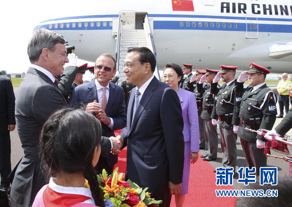 當(dāng)?shù)貢r(shí)間6月28日下午，經(jīng)中歐雙方商定，國(guó)務(wù)院總理李克強(qiáng)乘專機(jī)抵達(dá)比利時(shí)首都布魯塞爾，出席第十七次中國(guó)歐盟領(lǐng)導(dǎo)人會(huì)晤。李克強(qiáng)總理夫人程虹同機(jī)抵達(dá)。歐盟和比利時(shí)政府高級(jí)官員到阿貝拉格機(jī)場(chǎng)迎接。新華社記者 龐興雷 攝 