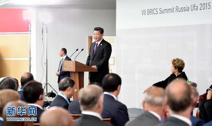 7月9日，金磚國家領(lǐng)導(dǎo)人同金磚國家工商理事會代表對話會在俄羅斯烏法舉行。中國國家主席習(xí)近平、俄羅斯總統(tǒng)普京、巴西總統(tǒng)羅塞夫、印度總理莫迪、南非總統(tǒng)祖馬等共同出席。新華社記者 張鐸 攝 