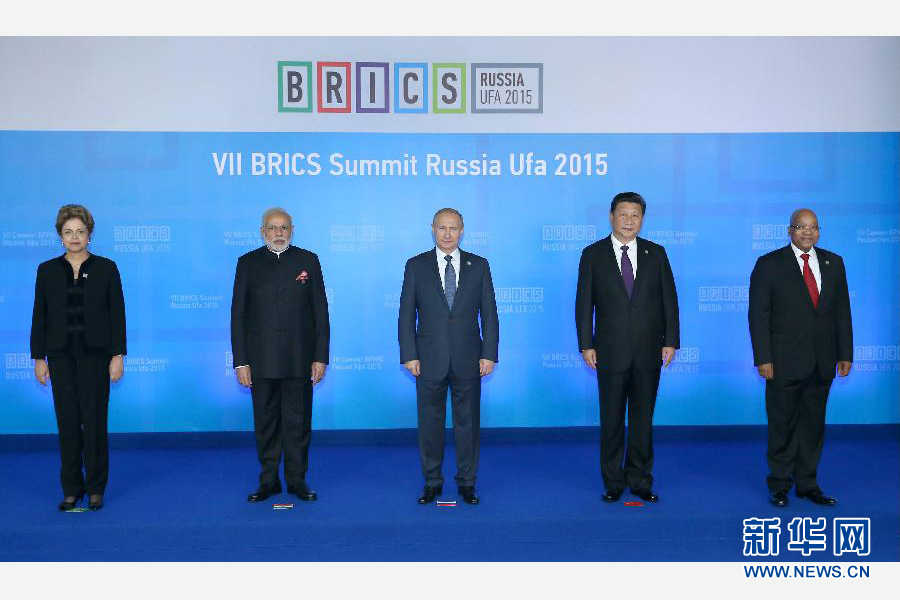 7月9日，金磚國家領導人第七次會晤在俄羅斯烏法舉行。中國國家主席習近平、俄羅斯總統(tǒng)普京、巴西總統(tǒng)羅塞夫、印度總理莫迪、南非總統(tǒng)祖馬出席。這是金磚國家領導人集體合影。新華社記者 龐興雷 攝