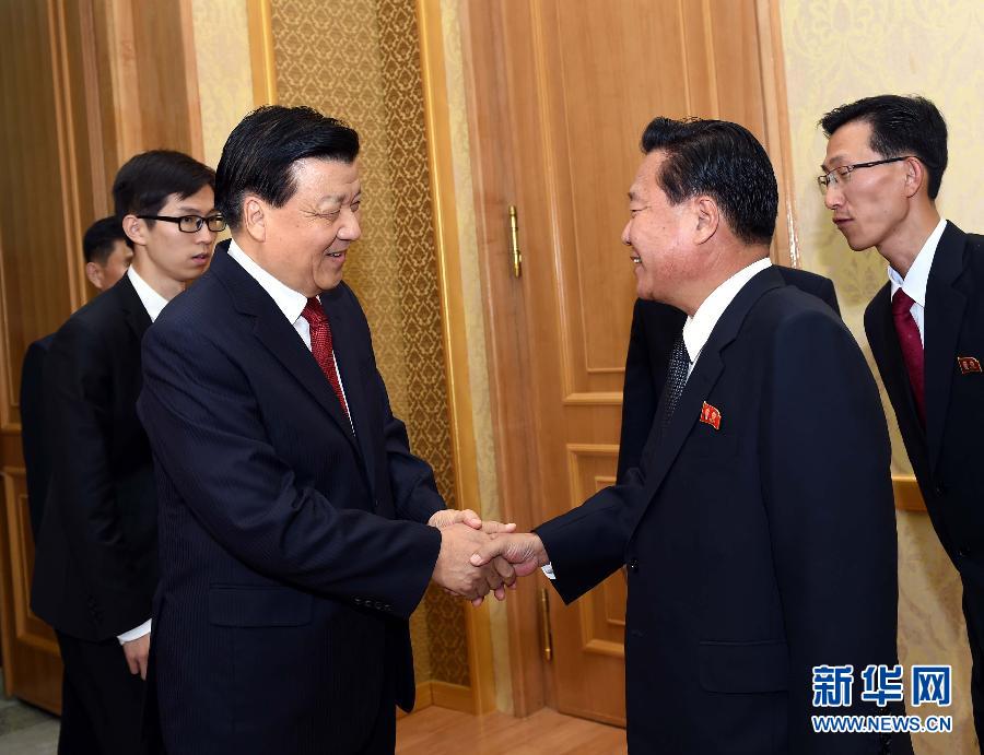 10月9日，在朝鮮進(jìn)行正式友好訪問的中共中央政治局常委、中央書記處書記劉云山與朝鮮勞動(dòng)黨中央政治局委員、中央書記崔龍海舉行會(huì)談。新華社記者 饒愛民 攝